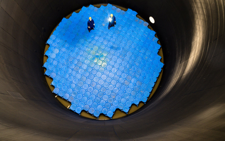 Eine Schwimmplattform zur Wartung von Tanks trägt zwei Personen. Foto: BASF