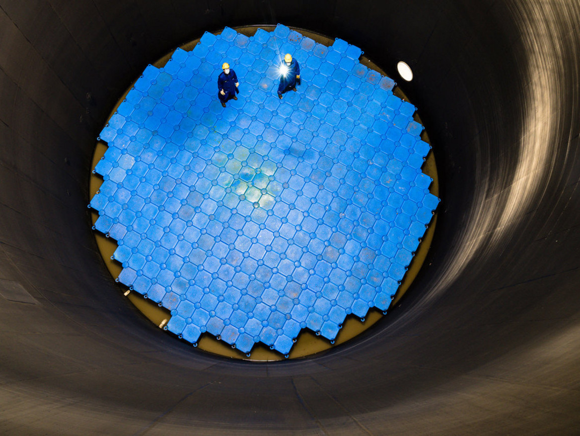 Eine Schwimmplattform zur Wartung von Tanks trägt zwei Personen. Foto: BASF