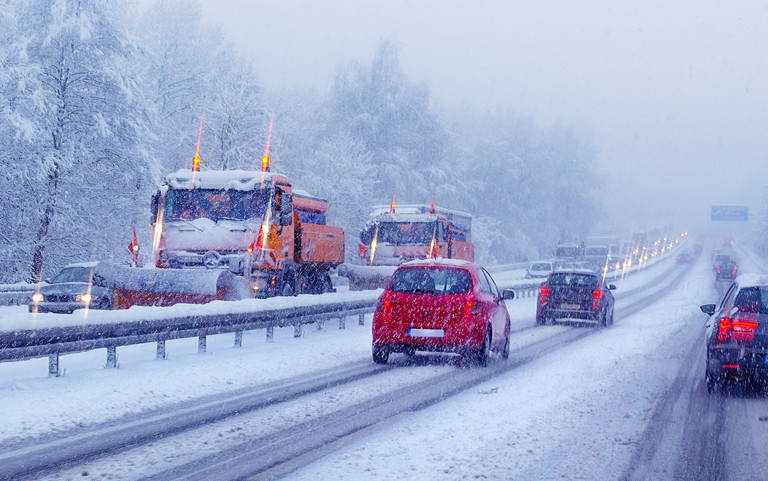 Verschneite Autobahn. (Foto: AdobeStock)