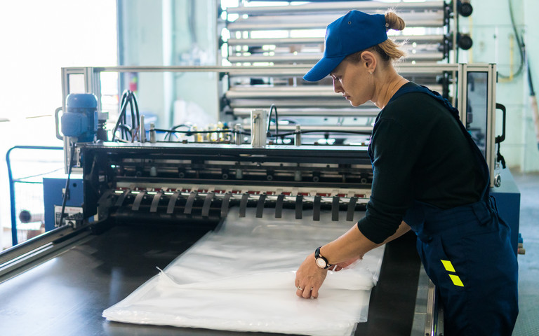 Mitarbeiterin bei Kunststoffverpackung. Foto: stock adobe - Aleksei