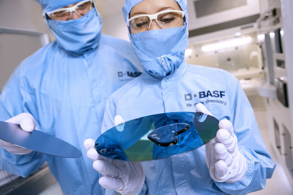Zwei Laborantinnen bei BASF. Foto: BASF