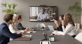 Internationaler Bewerber stellt sich einem freundlichen Team per Videocall vor.