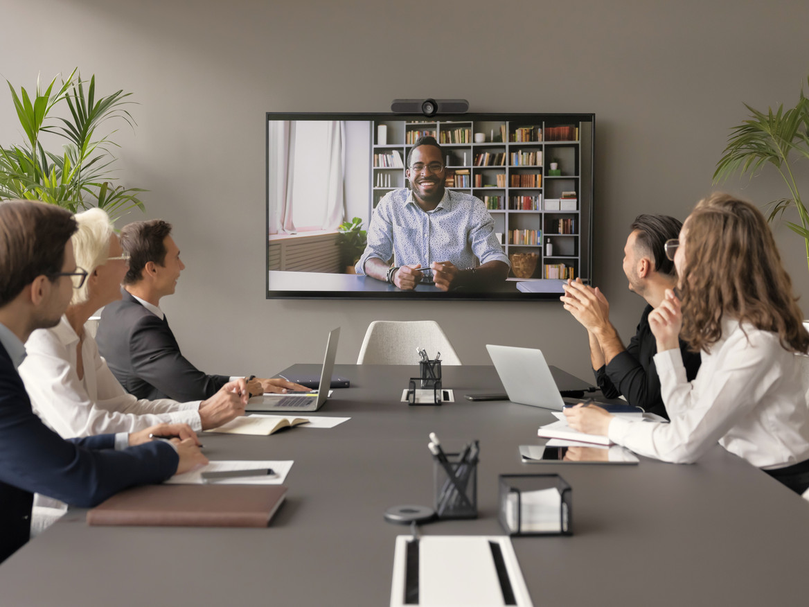 Internationaler Bewerber stellt sich einem freundlichen Team per Videocall vor.