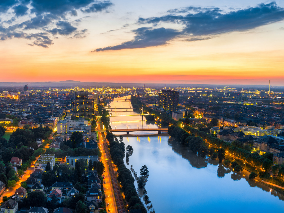 Blick auf Ludwigshafen bei Sonnenuntergang. Quelle: eyetronic - stock.adobe.com