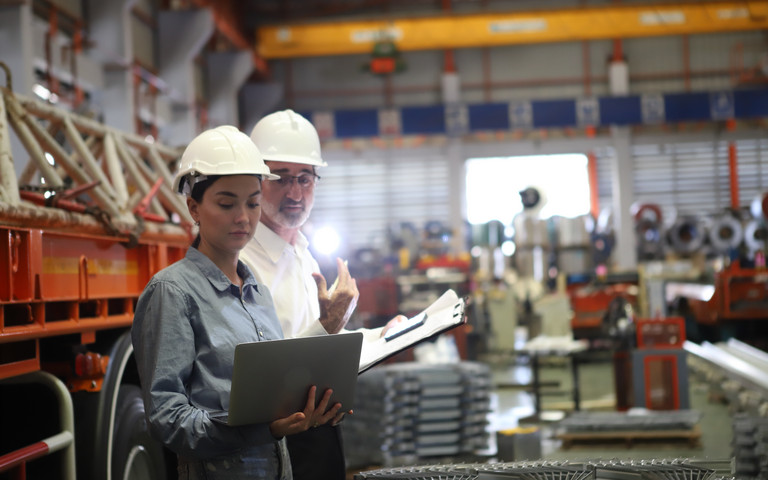 Beschäftigte mit Schutzhelm, Foto: stock.adobe.com - sittinan