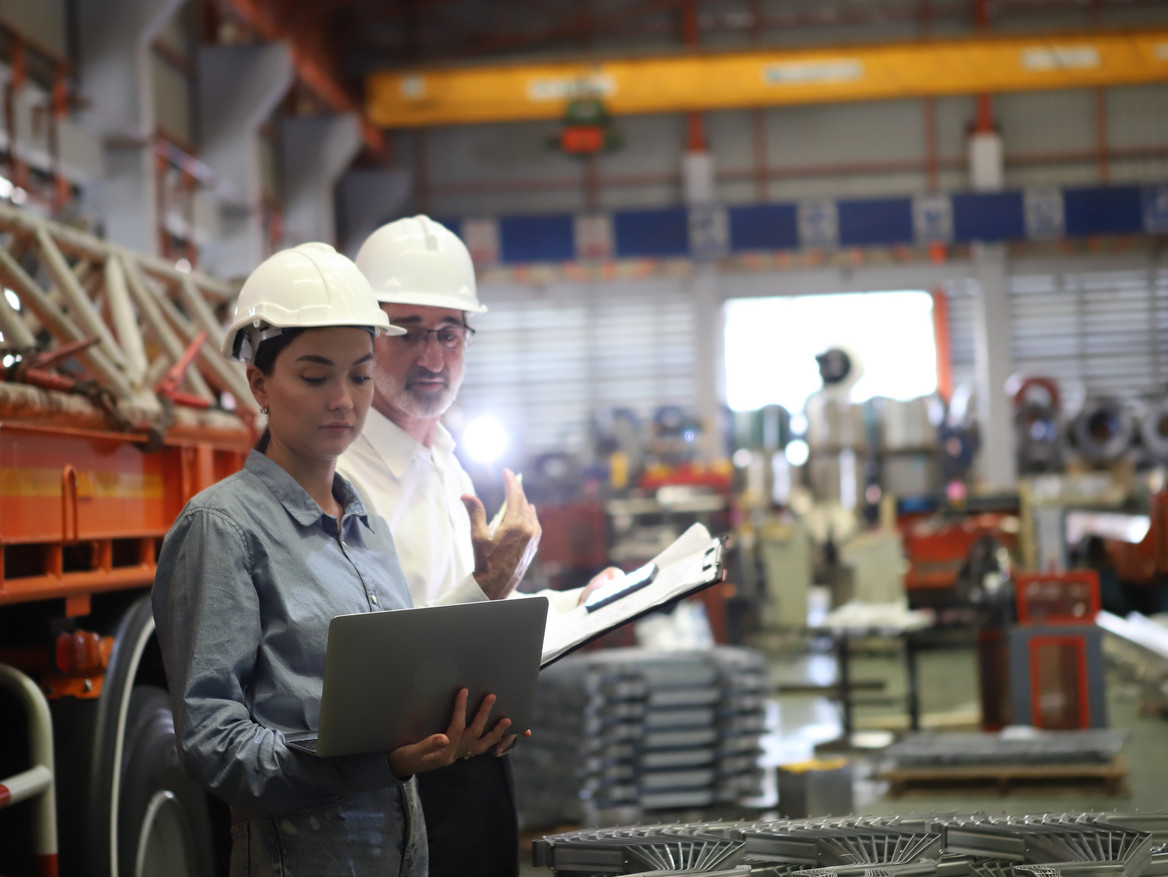 Beschäftigte mit Schutzhelm, Foto: stock.adobe.com - sittinan