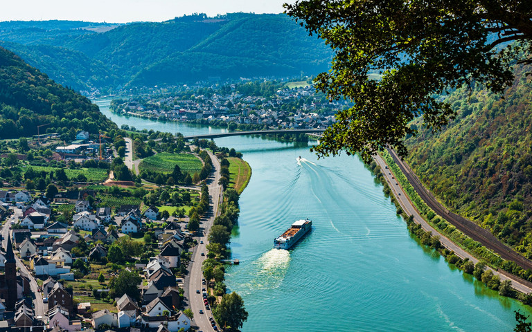 Blick von oben auf den Schiffsverkehr auf der Mosel.