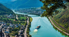 Blick von oben auf den Schiffsverkehr auf der Mosel.
