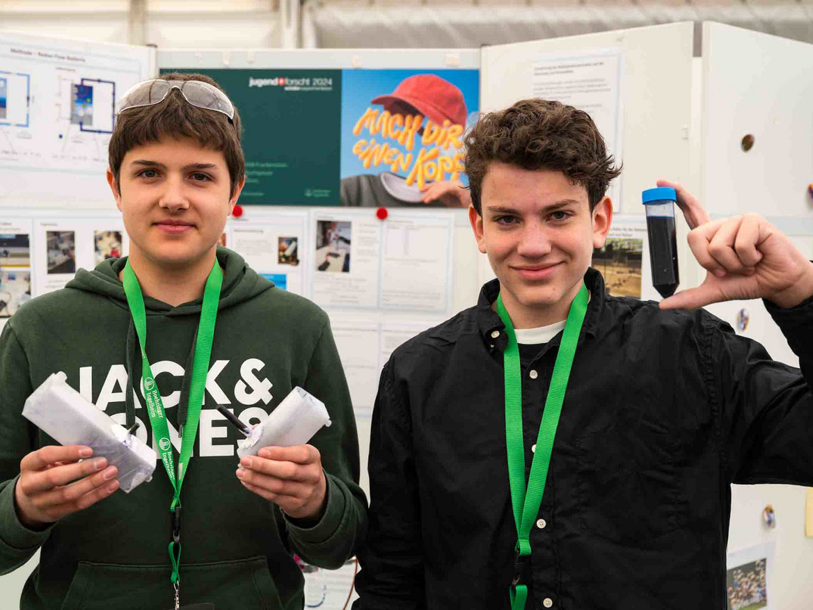 Leonard Moritz Schmidt und Lukas Julian Weiler machten mit ihrem Tinten-Akku das Rennen im Wettbewerb "Schüler experimentieren". Foto: Boehringer Ingelheim/Martin Kämper