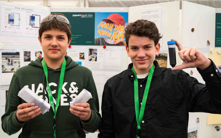 Leonard Moritz Schmidt und Lukas Julian Weiler machten mit ihrem Tinten-Akku das Rennen im Wettbewerb "Schüler experimentieren". Foto: Boehringer Ingelheim/Martin Kämper