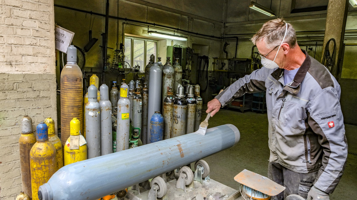 Service: Heinz Klütsch arbeitet für die Kunden Druckbehälter auf. Foto: Wir.Hier. / Daniel Roth.