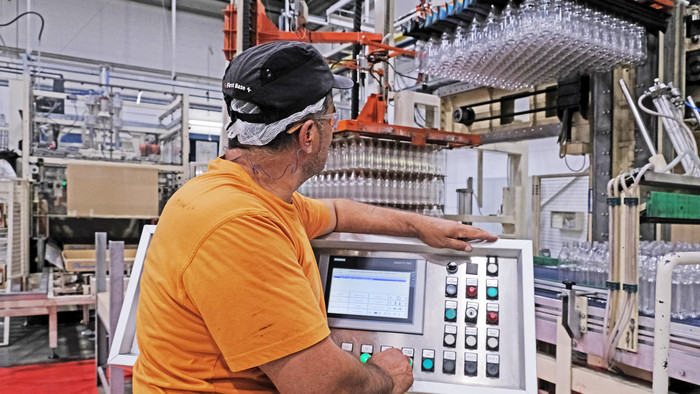 PET-Größen: Die Mehrweg-Literflasche ist ein Hauptprodukt von Plastipak in Mendig. Hier wird sie verpackt und palettiert. Foto: Wir.Hier./Florian Lang