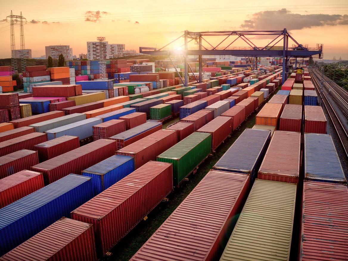 Seefrachtcontainer im Hafen vor der Verschiffung ins Ausland.