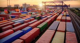 Seefrachtcontainer im Hafen vor der Verschiffung ins Ausland.