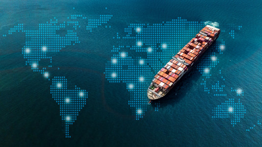 Ein Containerschiff ist vor einer stilisierten Weltkarte mit Leuchtpunkten für wichtige Handels-Hotspots zu sehen.