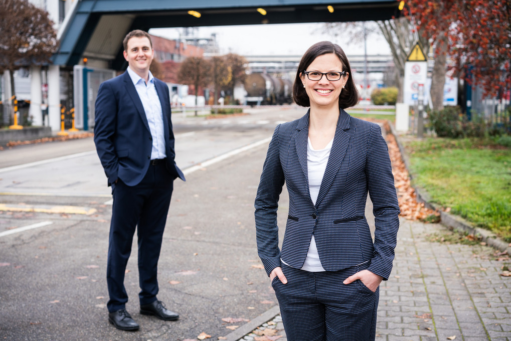 Die Manager Saskia Sporys und Daniel Zirnig stehen auf dem Gelände der BASF. 