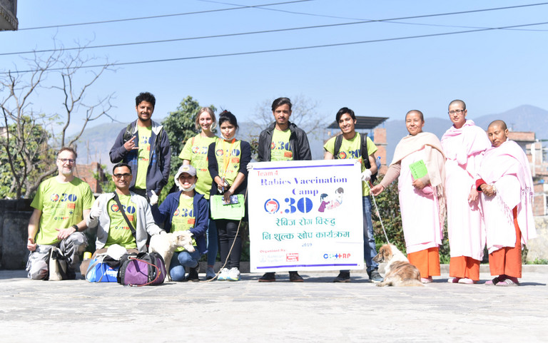 Team um Tierarzt Fredrik Grünenfelder in Nepal.