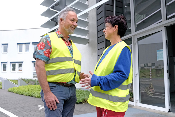 Jutta Wolf mit Gebhard Linscheid, technischer Leiter bei Ursa-Chemie. Foto: IW Medien