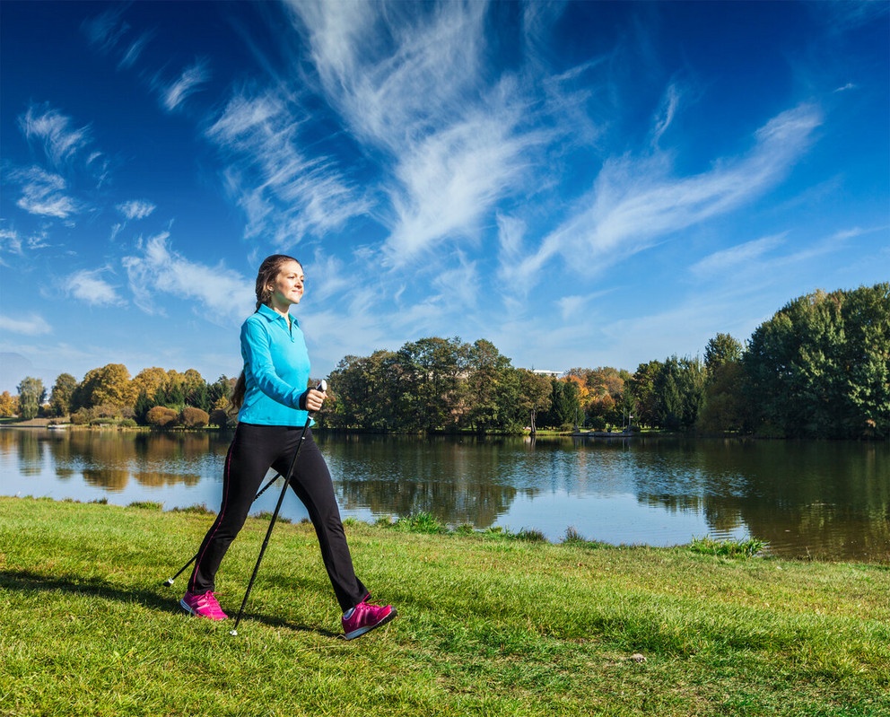 Eine Frau beim Nordic Walking
