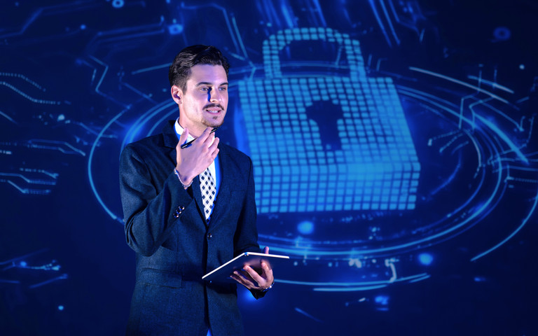 Cybersecurity Awareness Manager klärt in einem Vortrag über Cyberrisiken auf.