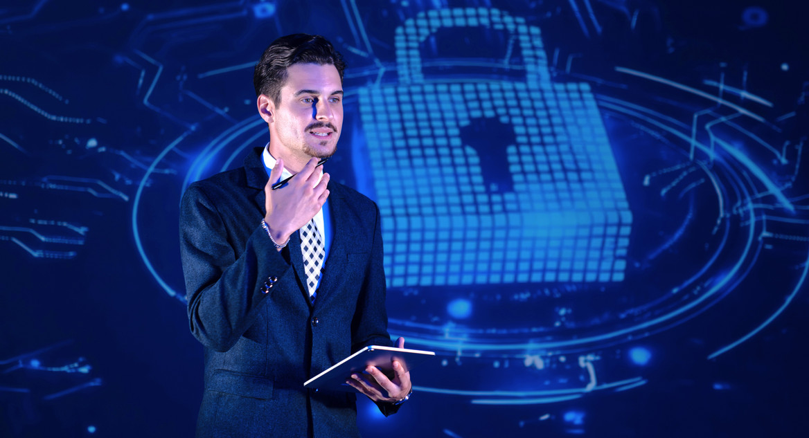 Cybersecurity Awareness Manager klärt in einem Vortrag über Cyberrisiken auf.