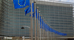 EU-Flaggen wehen vor dem Berlaymont-Gebäude, dem Hauptsitz der EU-Kommission in Brüssel. 