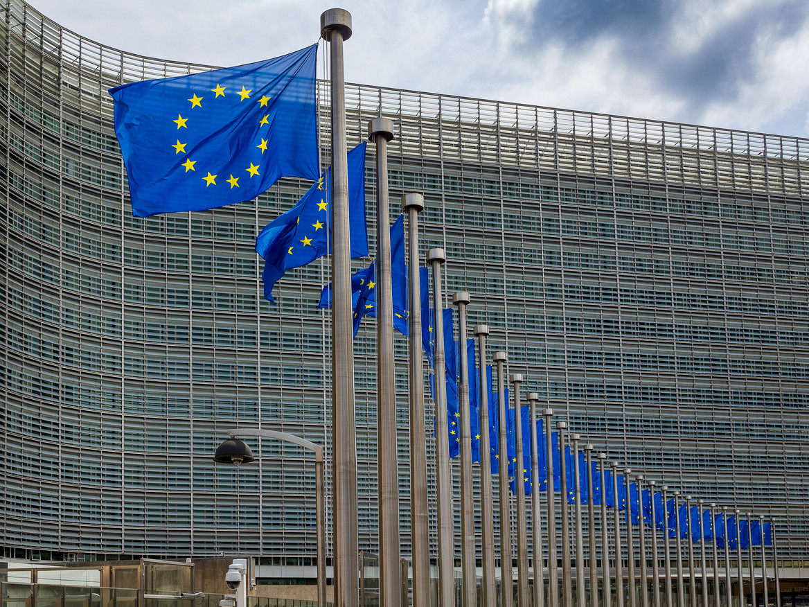 EU-Flaggen wehen vor dem Berlaymont-Gebäude, dem Hauptsitz der EU-Kommission in Brüssel. 
