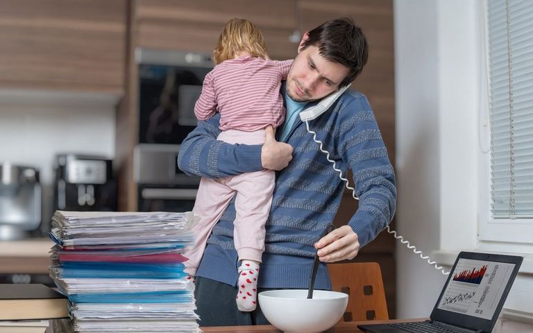 Beschäftigt: Viele Eltern jüngerer Kinder sind im Homeoffice gleich doppelt gefordert – im Beruf und bei der Betreuung. Foto: AdobeStock