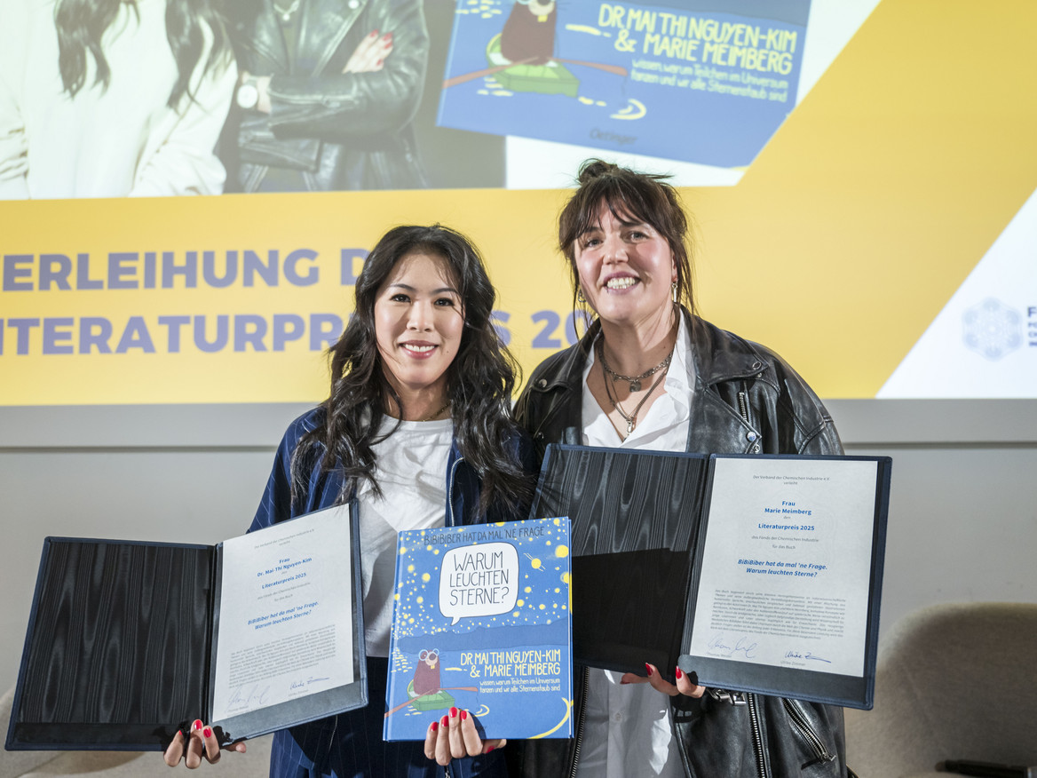 Die Autorinnen Mai Thi Nguyen-Kim und Marie Meimberg präsentieren ihr Buch. 