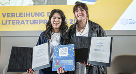 Die Autorinnen Mai Thi Nguyen-Kim und Marie Meimberg präsentieren ihr Buch. 
