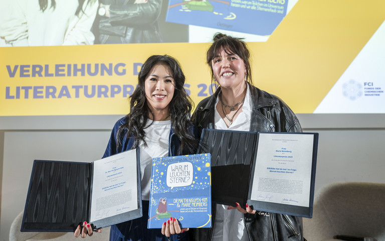 Die Autorinnen Mai Thi Nguyen-Kim und Marie Meimberg präsentieren ihr Buch. 