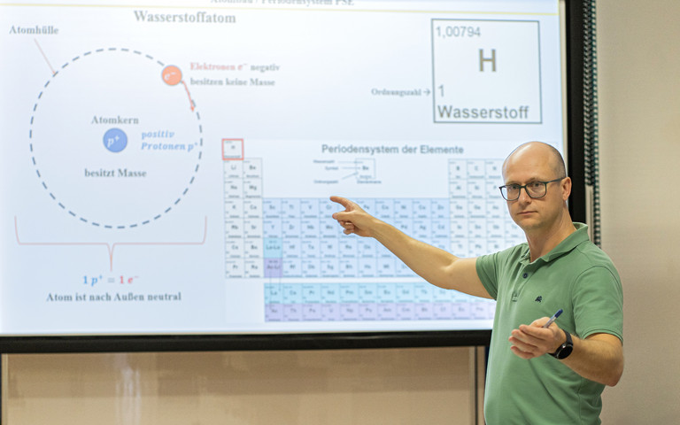 Der freiberufliche Dozent Eugen Polskoi vermittelt das erforderliche Prüfungswissen für den Beruf Produktionsfachkraft Chemie.