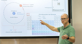 Es gibt mehrere Möglichkeiten, in die Chemieindustrie einzusteigen Der freiberufliche Dozent Eugen Polskoi vermittelt das erforderliche Prüfungswissen für den Beruf Produktionsfachkraft Chemie.