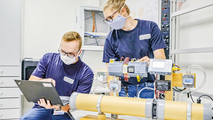 Arbeit im Digi Lab: Die Auszubildenden analysieren Filtereigenschaften in der selbst gebauten Testanlage und werten die Daten am Laptop aus. Foto: Wir.Hier. / Daniel Roth.