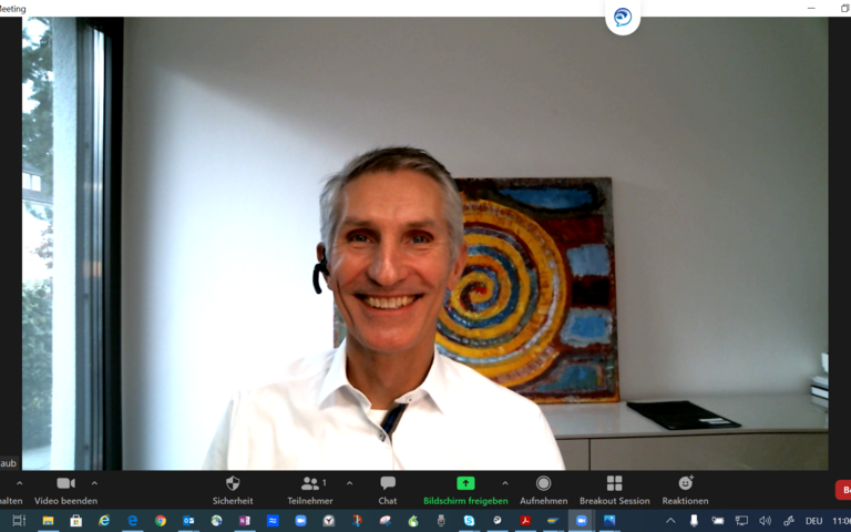 Screenshot von Harald Schaub am Schreibtisch im Homeoffice