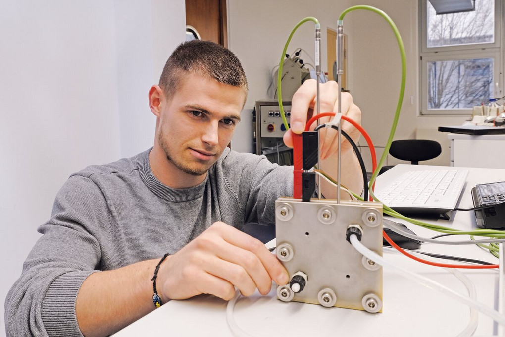 Elektrolyselabor: Alex Welsch kontrolliert den korrekten Sitz der Temperaturfühler an einer Elektrolysezelle. Foto: Florian Lang