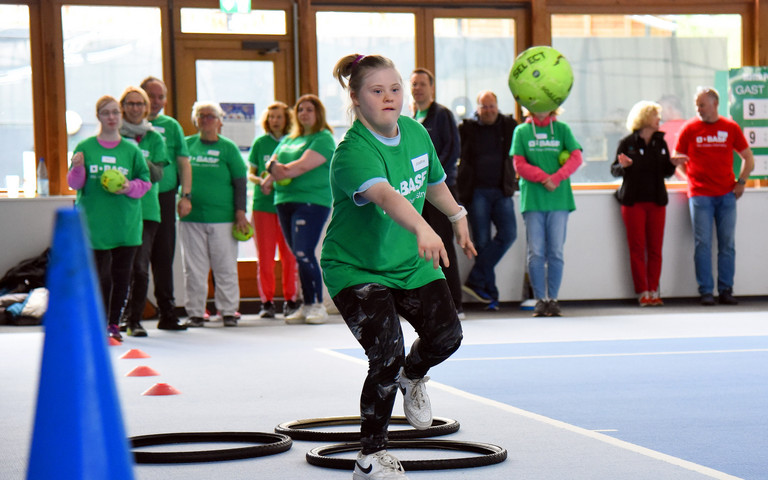 Handballspiel bei inklusiven Sportevent