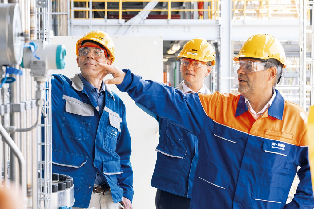 Methanpyrolyse bei BASF: Der heutige Wirtschaftsminister Robert Habeck besichtigt die Anlage. Foto: BASF