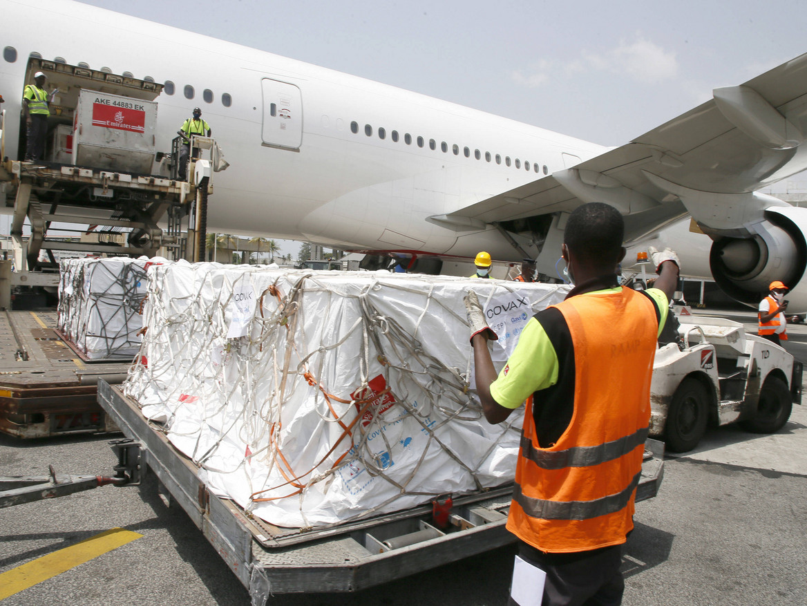 Anlieferung von Corona-Impfstoff per Flugzeug in Afrika.