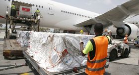 Anlieferung von Corona-Impfstoff per Flugzeug in Afrika.