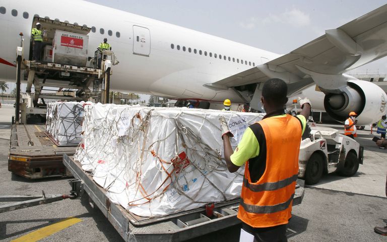 Anlieferung von Corona-Impfstoff per Flugzeug in Afrika.