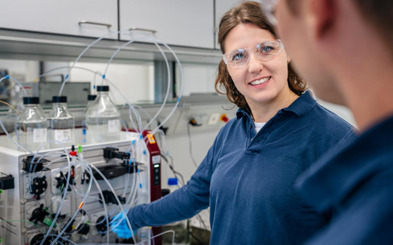 Zwei Beschäftigte von Boehringer Ingelheim beim freundlichen Austausch in der Pharmaproduktion.