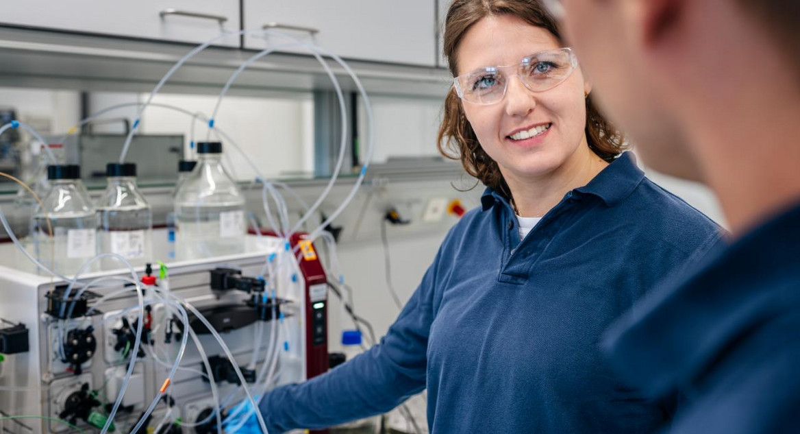 Zwei Beschäftigte von Boehringer Ingelheim beim freundlichen Austausch in der Pharmaproduktion.