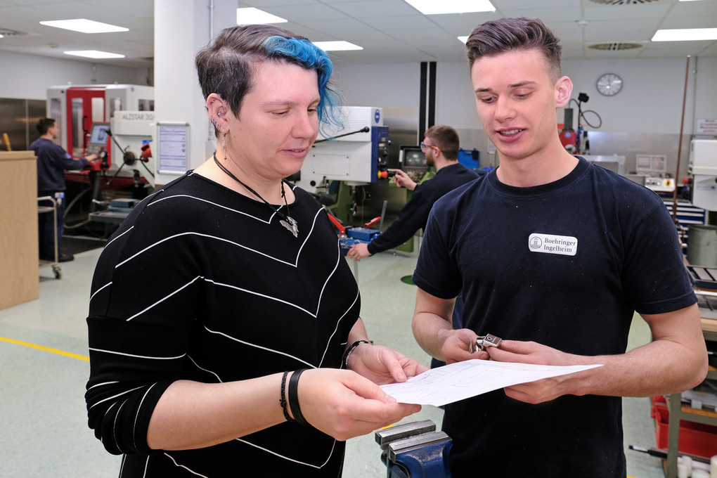 Nach Plan: Sorgfältig vergleicht Azubi Maximilian Bartz die Werkstücke mit einer Vorlage.