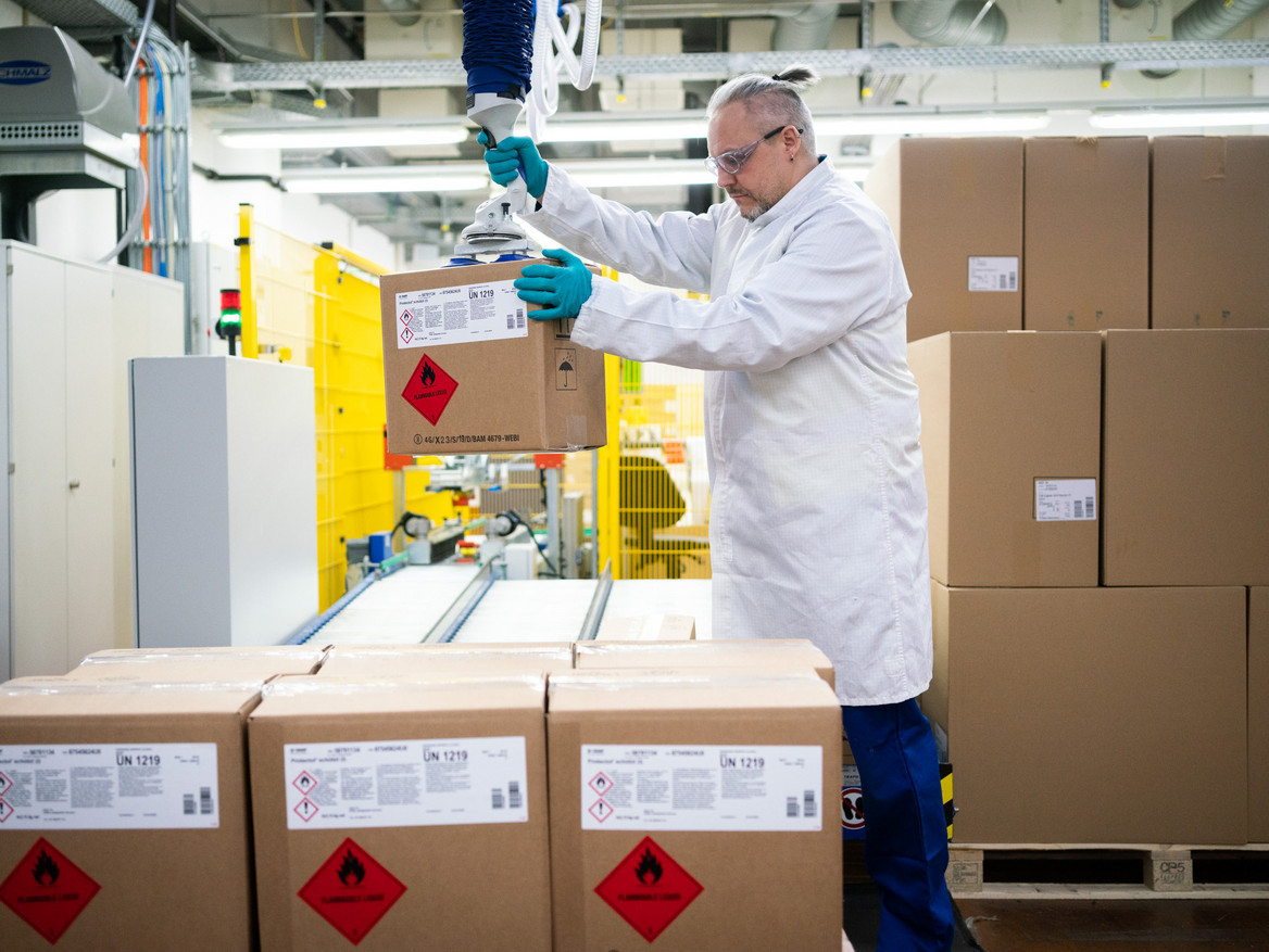 Die BASF produziert seit Kurzem Handdesinfektionsmittel für Krankenhäuser in der Rhein-Neckar-Region.