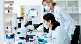 Mitarbeiter im Forschungslabor eines Pharmaherstellers. 