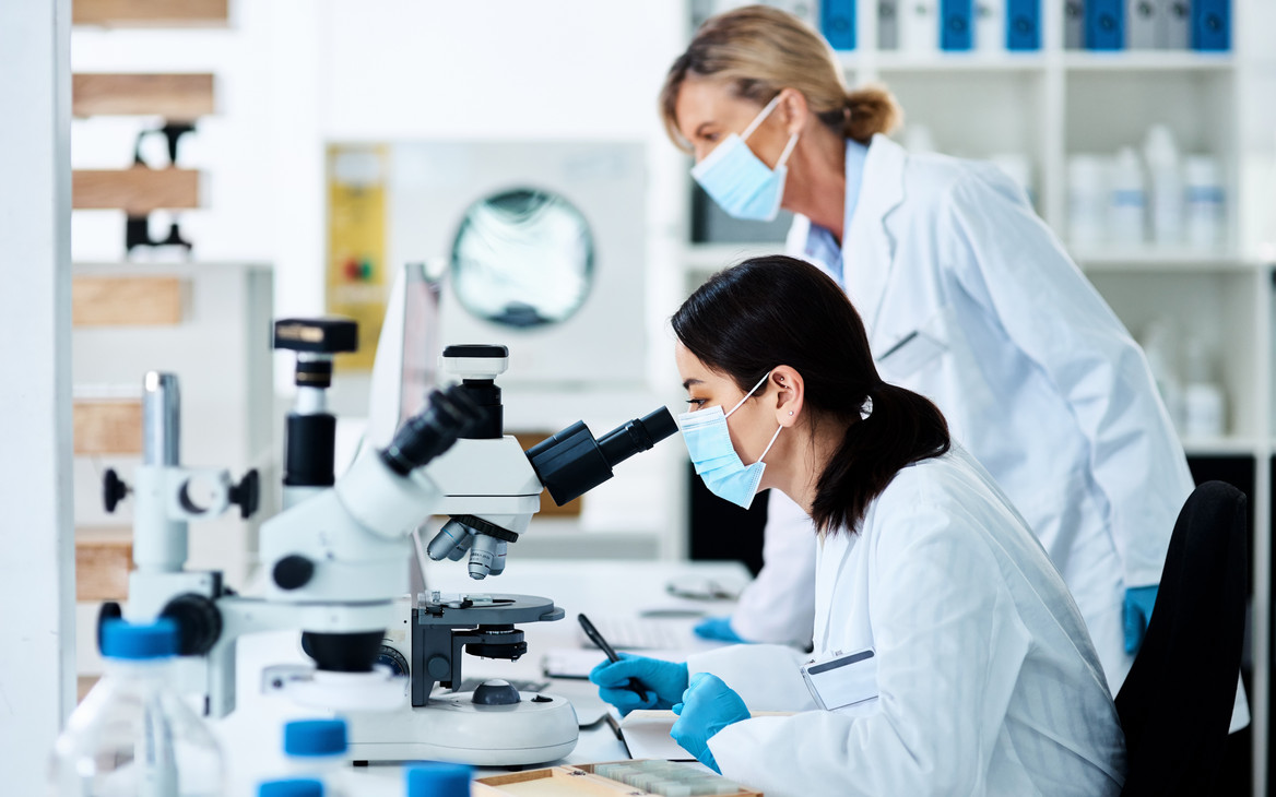 Mitarbeiter im Forschungslabor eines Pharmaherstellers. 