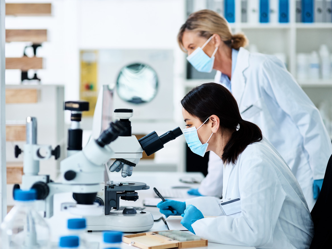 Mitarbeiter im Forschungslabor eines Pharmaherstellers. 