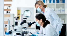 Mitarbeiter im Forschungslabor eines Pharmaherstellers. 