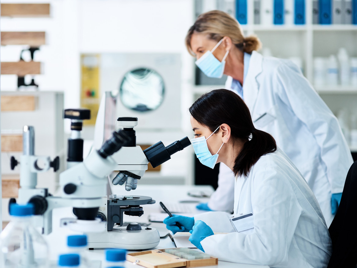 Mitarbeiter im Forschungslabor eines Pharmaherstellers. 